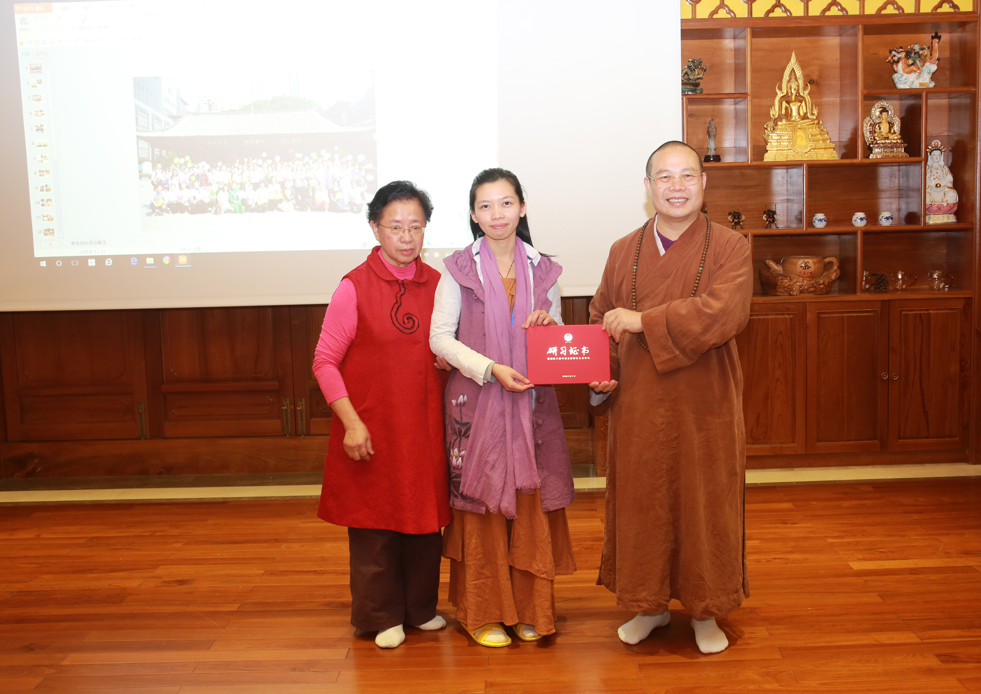 耀智大和尚亲手为生命教育师资培训学员签署研习证书