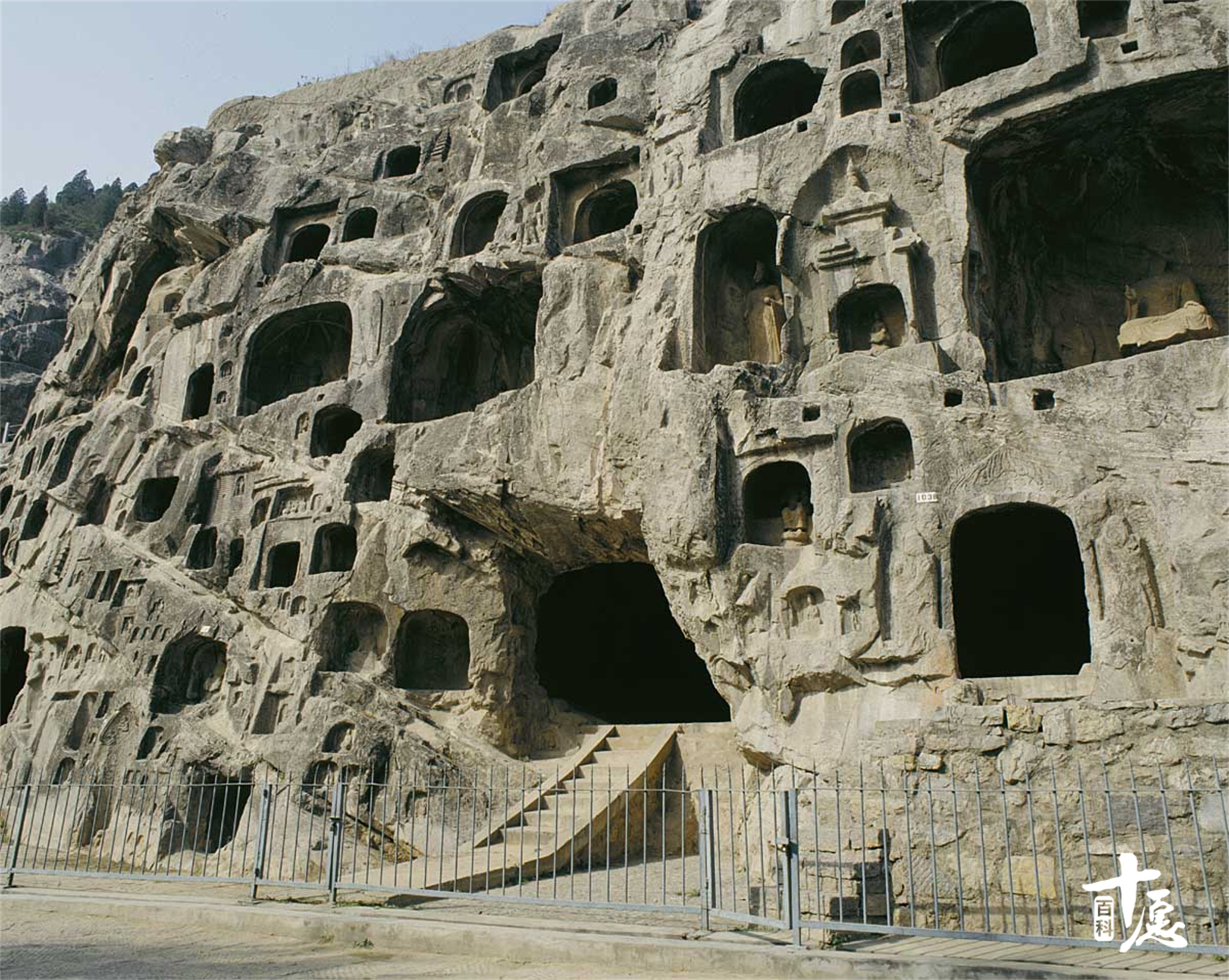 【携程攻略】洛阳西山石窟景点,西山石窟开凿于北朝和隋唐时期，是龙门石窟精华和完整的部分，其中最…